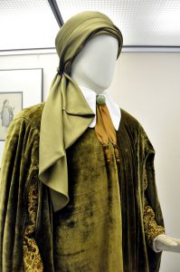 800px-Meiningen_Theatermuseum_Wintermärchen_Erster_Hofnarr